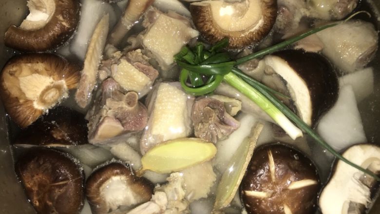 【秋日滋补】鲜美的咸鸡萝卜汤,把炒锅中的鸡块带汤和白萝卜,香菇一起放入高压锅中,加入葱结,姜片,1勺白糖