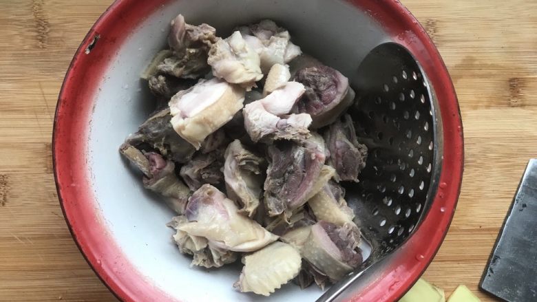 【秋日滋补】鲜美的咸鸡萝卜汤,撇出血沫后,肉多的一部分捞出备用一会做其他菜用。剩下的炖汤