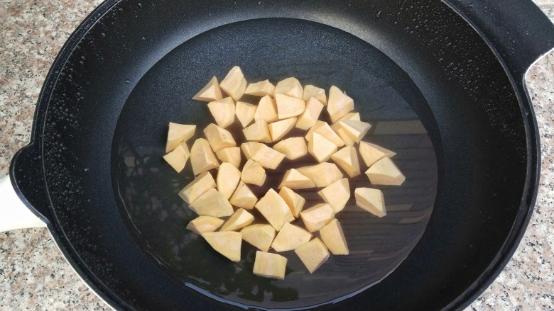 红薯酒酿圆子,把锅里坐水,加入切成小块的<a style='color:red;display:inline-block;' href='/shicai/ 2585'>红薯</a>,煮个五六分钟