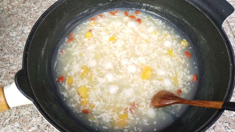 红薯酒酿圆子,最后再加入水淀粉勾个芡,什么状态呢?把勺子推动,有微微的阻力的状态就好