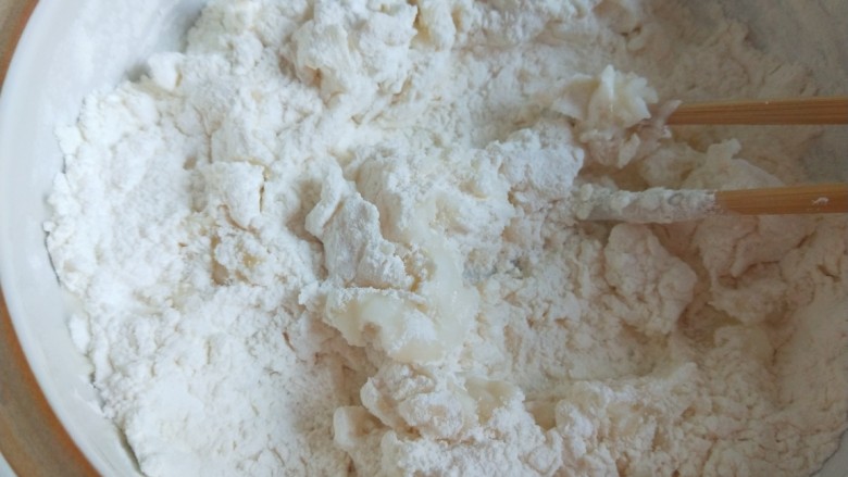新文美食 小船蒸饺,用开水搅拌均匀合成面团。