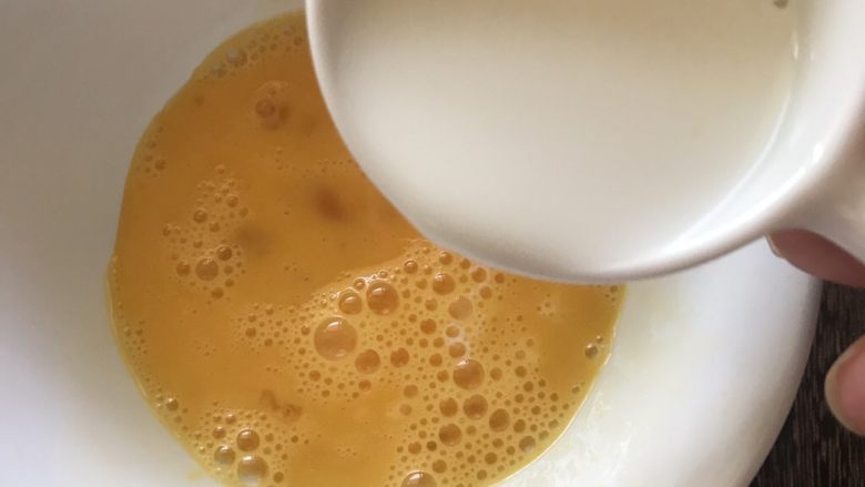 芝士火腿黄金西多士,鸡蛋打散加入牛奶,搅打均匀