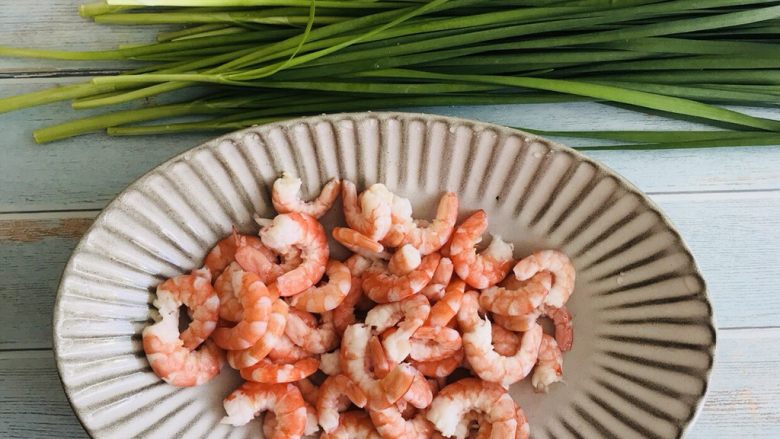 韭菜炒虾仁,新鲜虾去壳、虾线,洗净,沥干水分,加少许淀粉抓匀。
,,