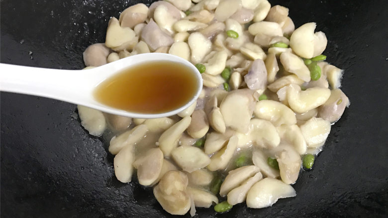 清炒菱角,熄火前加入一勺醋,这样能使菱角吃起来更清香爽口。