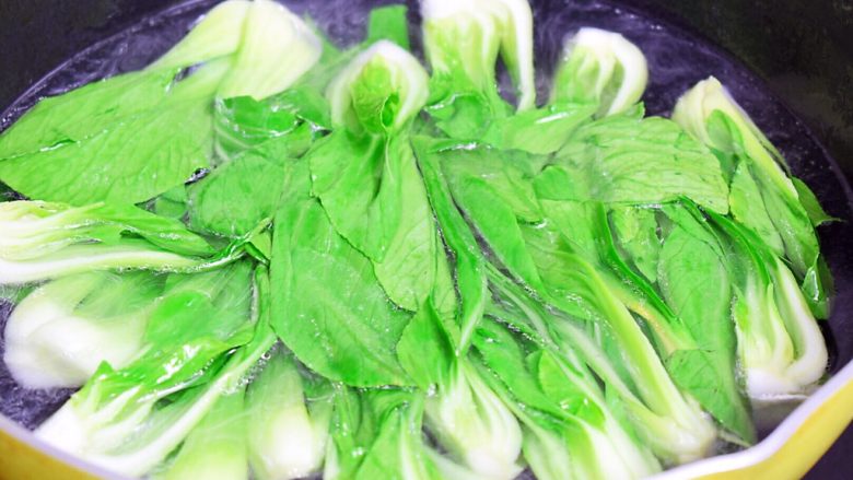 香菇油菜,锅中烧开水,放入少许食用油和盐,再放入油菜