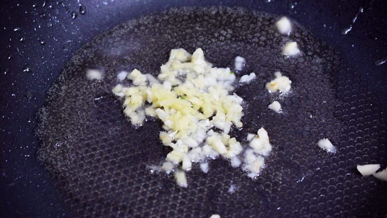 香菇油菜,另起锅倒入少许食用油烧热,放入姜蒜末爆香