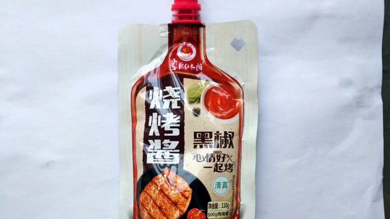黑椒烤大虾,准备好黑椒烧烤酱,我用的是草原红太阳这个牌子。