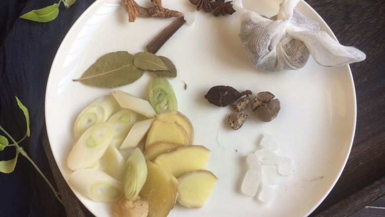 十味 红烧猪手,将调料清洗干净,葱切段,姜切片,草果、八角、桂皮、良姜轻轻拍裂,其它的碎小的调料比如小茴香、红曲米、陈皮……用纱布裹成料包备用。