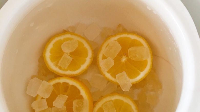 冰糖柠檬膏🍋,4️⃣ 再铺上一层冰糖,可以再多放点冰糖,柠檬片也可以铺满点。