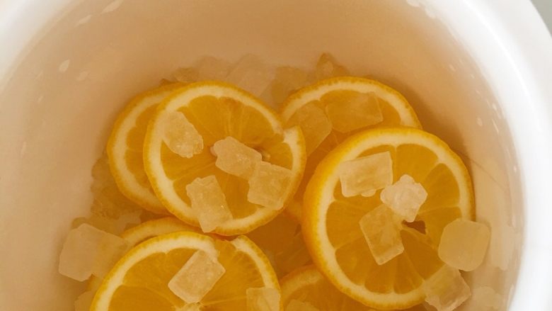 冰糖柠檬膏🍋,5️⃣ 重复上述步骤至用完柠檬片。放入隔水炖盅中(我直接用的多功能电饭煲的甜品机键),也可以电饭煲煲汤键,跳保温等10小时就好了。