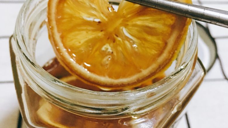 冰糖柠檬膏🍋,6️⃣ 10h后取出装罐,放入冰箱保存即可。做好的柠檬膏大约呈粘稠状~每次喝取一片泡水,或者挖一勺汁温水泡水就可以了~ 可以当下午茶喝哦🍵