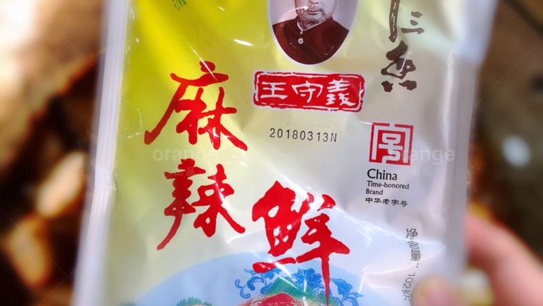 桐乡煲,加入一小勺白糖和适量麻辣鲜
中火煮大概10-12分钟左右