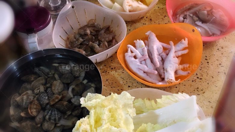 桐乡煲,海鲜类食材同学们可以按自己喜好自由搭配!