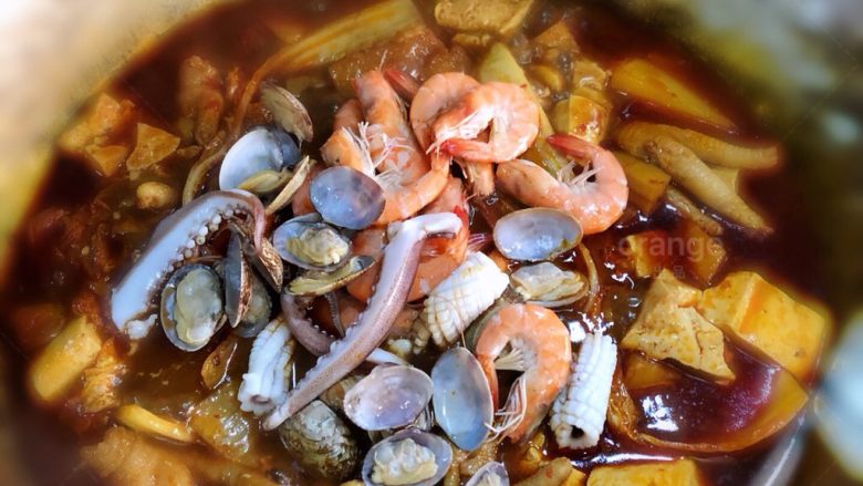 桐乡煲,等冬瓜鸡爪煮软入味以后 把烫过的海鲜加入、再煮2-3分钟 撒上彩椒和葱绿即可上桌、我不吃味精、愿意吃的同学自己酌情添加味精鸡精
