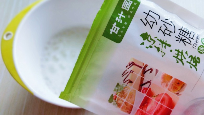不回缩的六寸戚风蛋糕‼️超详细版‼️,蛋白打发,往蛋白里加入柠檬汁(白醋也可以)电动打蛋器将蛋白高速打发至呈现鱼眼泡。 加入三分之糖,继续高速打发,蛋清泡消失,细腻时再加入三分之一的糖,继续打发。
