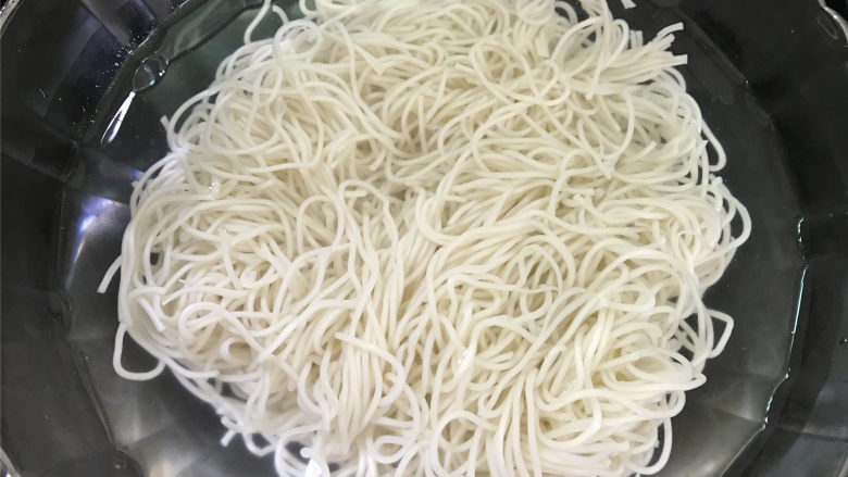 青菜鸡蛋炒面,捞出放入凉开水中。