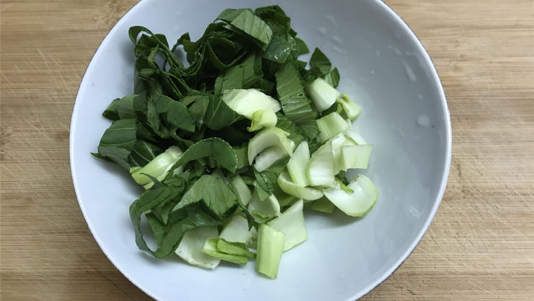  青菜鸡蛋炒面,青菜洗净后切小段。