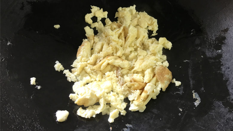 青菜鸡蛋炒面,锅中倒入适量油,鸡蛋打散后放入锅中炒好后盛出。