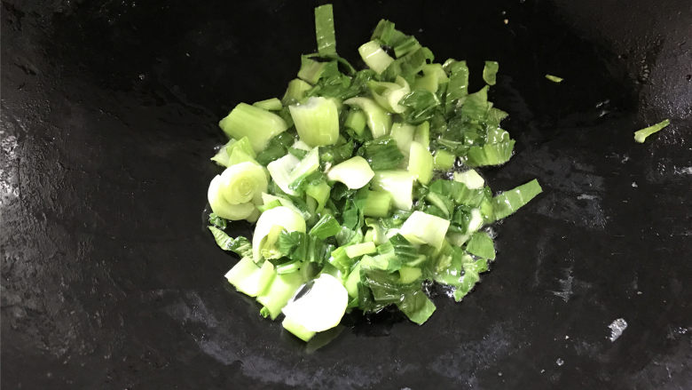 青菜鸡蛋炒面,锅中重新倒入少许油,先把青菜放入锅中煸炒。