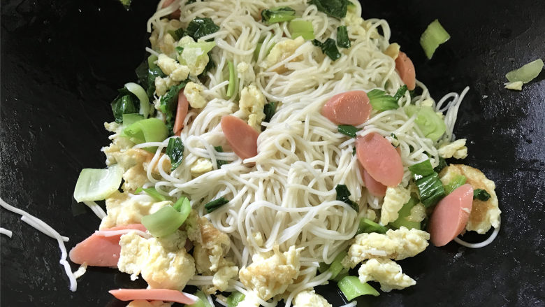 青菜鸡蛋炒面,最后加入凉好的面条,炒匀。