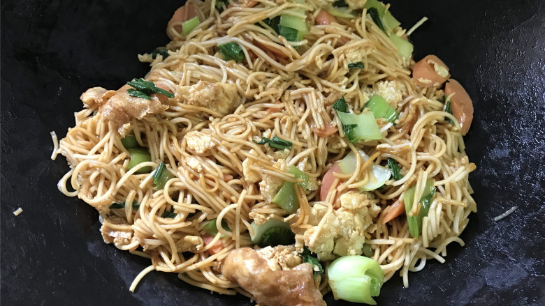 青菜鸡蛋炒面,炒匀后即可盛出。