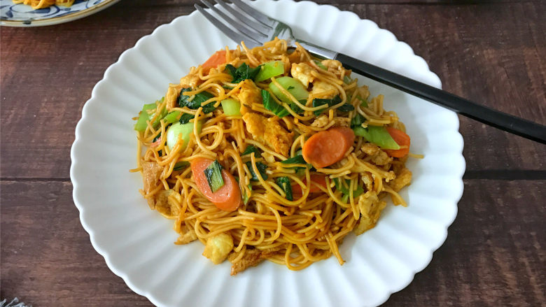 青菜鸡蛋炒面,快手,简单,营养又美味的青菜鸡蛋炒面出锅。