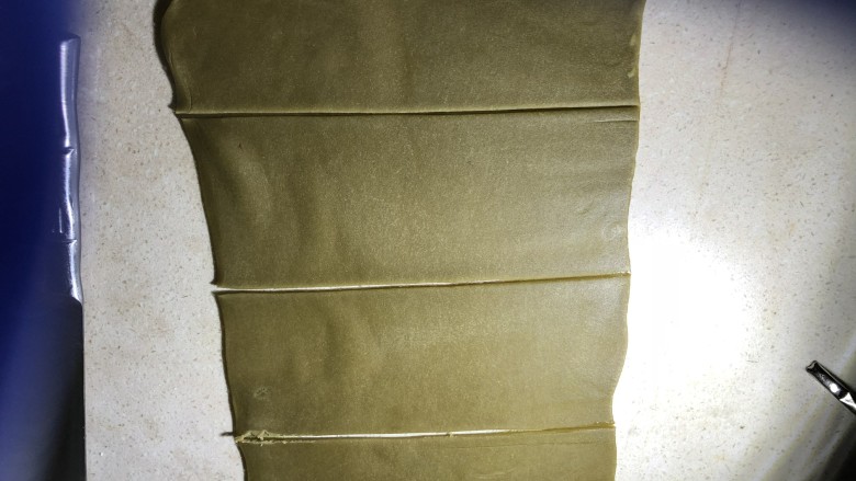 双色豆沙酥(玉米油版),抹茶面皮同样切成4等分。