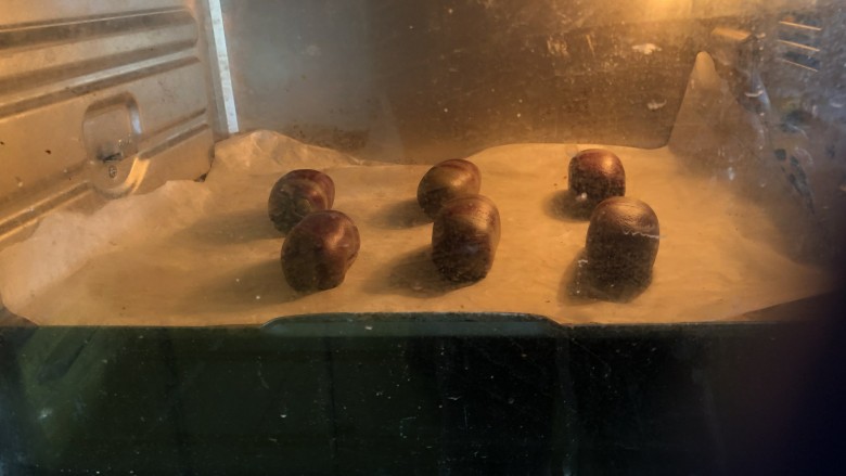 双色豆沙酥(玉米油版),入烤箱,上下火160度烤30分钟。