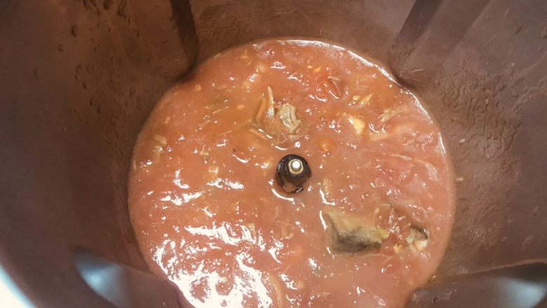 牛肉柿子,闷了一夜的牛肉 非常入味 软硬度 也刚刚好 这时加入 西红柿片
设置(8分钟120度L档)
出锅前 加盐 调味 撒上葱花。