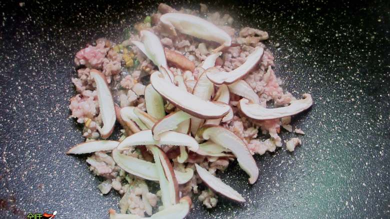 香菇豆腐汤,肉沫炒至变色后,放入香菇翻炒