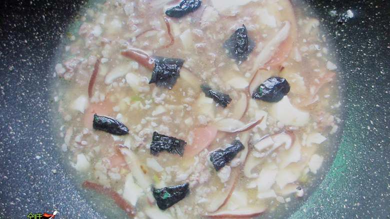 香菇豆腐汤,大火煮出香味后,放入火腿肠、海苔,计入盐、鸡粉调味即可
