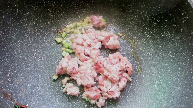 香菇豆腐汤,锅内放入一勺油,放入葱沫姜末爆香,下肉沫翻炒