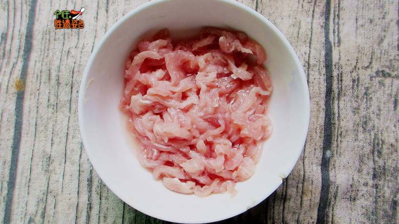 鱼香土豆肉丝,猪肉洗净后,切成<a style='color:red;display:inline-block;' href='/shicai/ 4613'>肉丝</a>