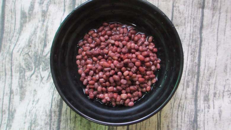 仙豆糕,<a style='color:red;display:inline-block;' href='/shicai/ 3607'>红豆</a>提前一晚浸泡,用高压锅煮烂(没有高压锅,可用普通锅);