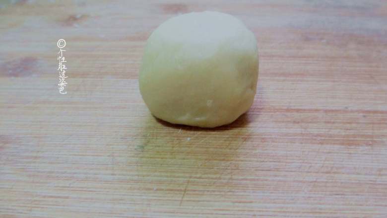 仙豆糕,馅料放入饼皮中央,用手慢慢推,包裹住馅料,封口揉圆,包好之后,整成方形
