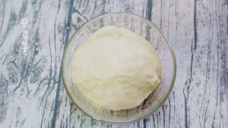 仙豆糕,玉米油,鸡蛋和<a style='color:red;display:inline-block;' href='/shicai/ 5321'>糖浆</a>倒入碗中搅拌均匀,筛入低筋粉和玉米淀粉揉成柔软有韧性的柔软面团