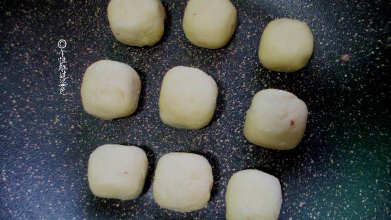 仙豆糕,不粘锅小火烧热,放入做好的饼胚,小火慢煎