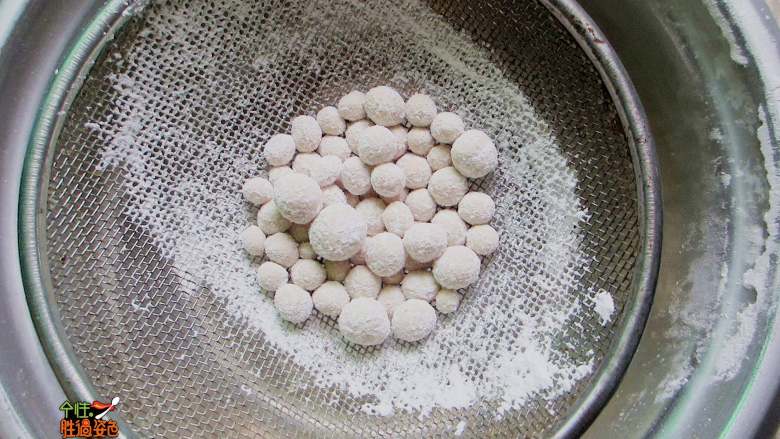 珍珠奶茶,在盘子上放上20克木薯粉,把揉好的面先捏成自己喜欢大小的圆再轻轻揉圆,太用力揉小圆团很容易碎。揉好的小圆放在木薯粉上滚一圈,让小圆粘上粉定型也不会相互粘连。