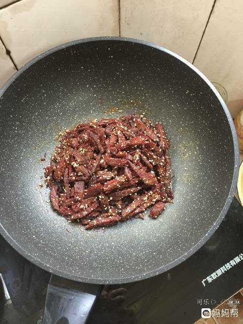 孜然味麻辣牛肉干,放入适量的白芝麻翻炒片刻。起锅前加入适量的<a style='color:red;display:inline-block;' href='/shicai/ 10588'>糖</a>调味即可