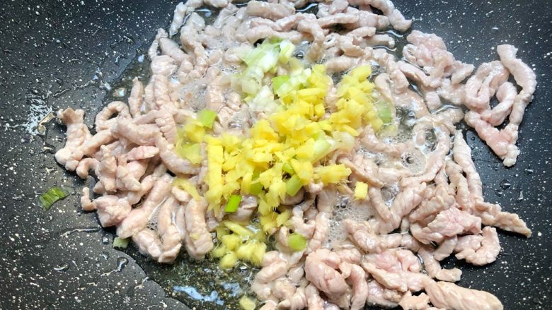 炸春卷,肉丝炒变色,放入姜末和葱白炒香
