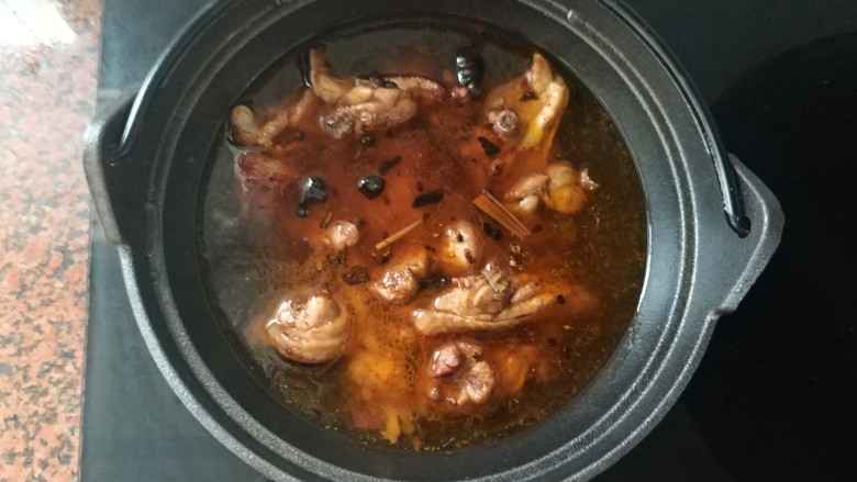 芋艿烧鸡,倒入清水,沫过鸡腿肉,盖上盖子
