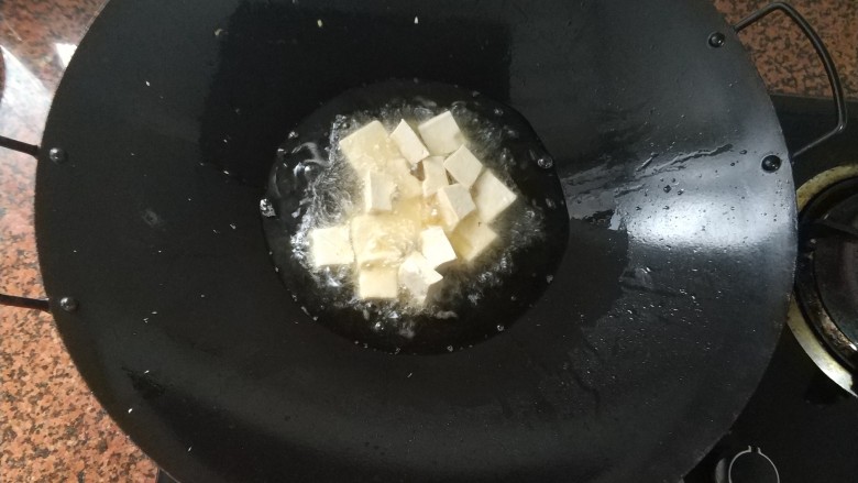 上班族快手菜~豆干炒香菇,热锅后,倒入油,油热后,倒入切好的豆干块