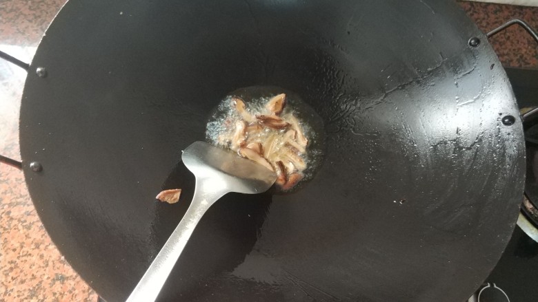 上班族快手菜~豆干炒香菇,刚才炸豆干的油,留一点在锅里,热油后倒入切好的香菇小火爆香下