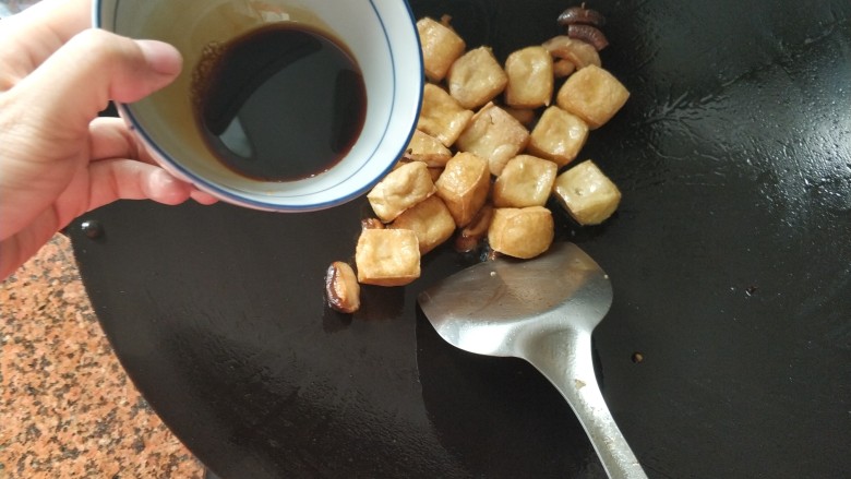 上班族快手菜~豆干炒香菇,将混合好的酱汁,倒入锅中,中火翻炒均匀上色