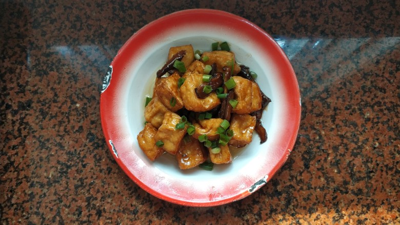 上班族快手菜~豆干炒香菇,炒好豆干炒香菇,撒上切好的葱花