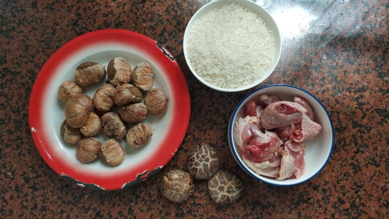 板栗香菇鸡肉焖饭,首先准备所有食材