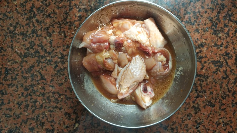 板栗香菇鸡肉焖饭,搅拌均匀,腌制20分钟