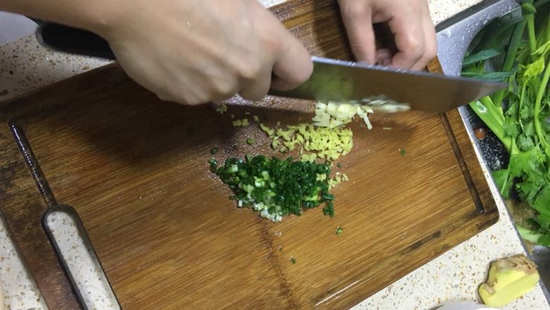 豆泡肉丸子,小葱 蒜 姜剁粉末状