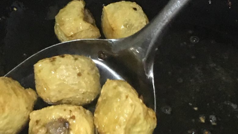 豆泡肉丸子,冷油放入丸子 炸到焦硬