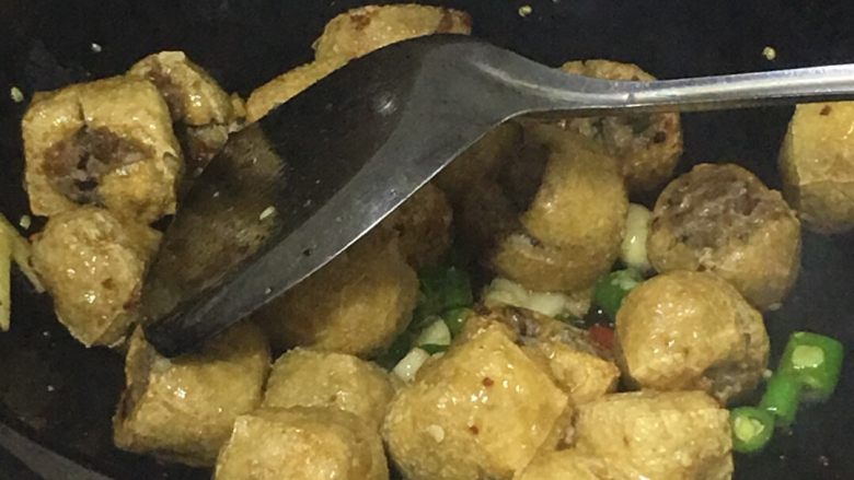 豆泡肉丸子,材料炒时放入一点点料酒 最后放蚝油材料